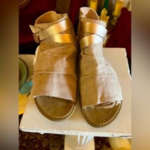 Extremely cute Blowfish sandals. The material is like burlap but thicker. Sze 10